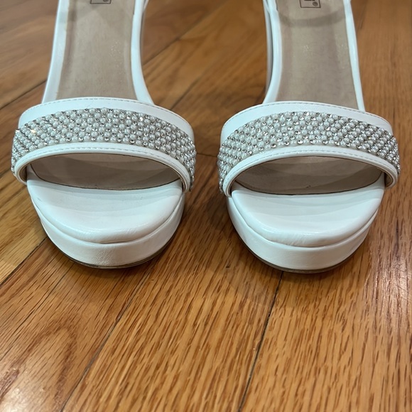 White block heels - Picture 2 of 10